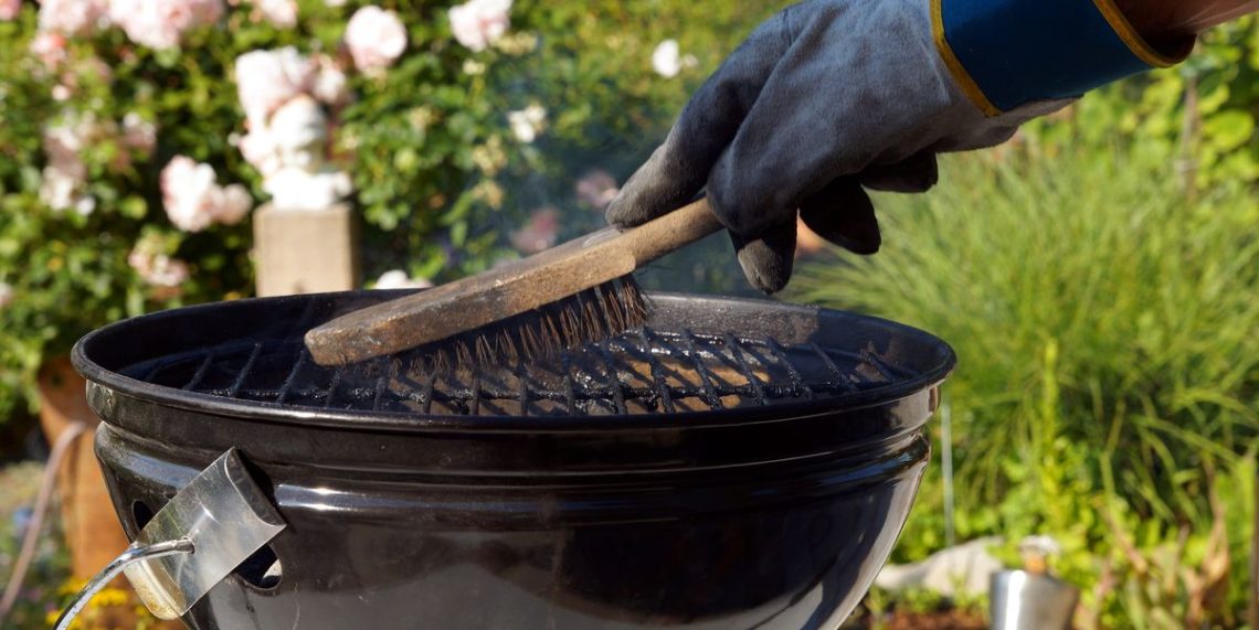 cleaning a bbq